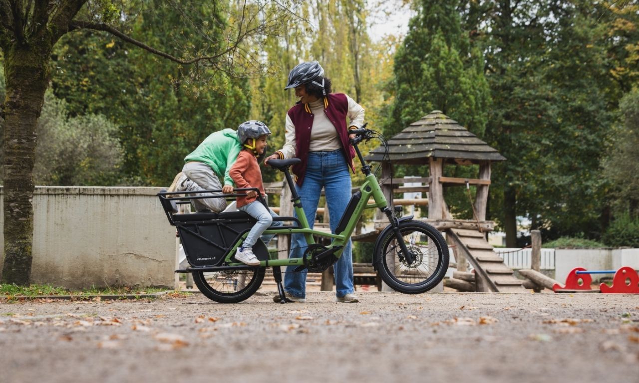 Familie fährt Fahrrad