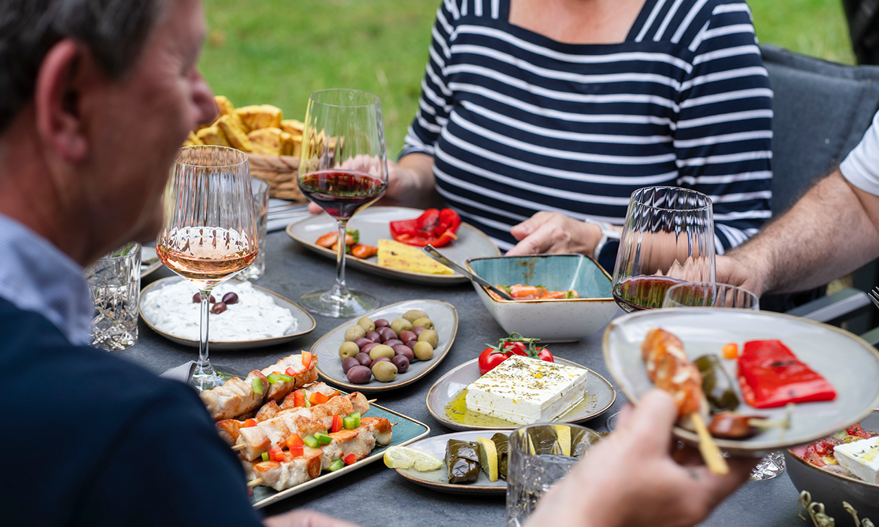 Griechisches Essen im Garten