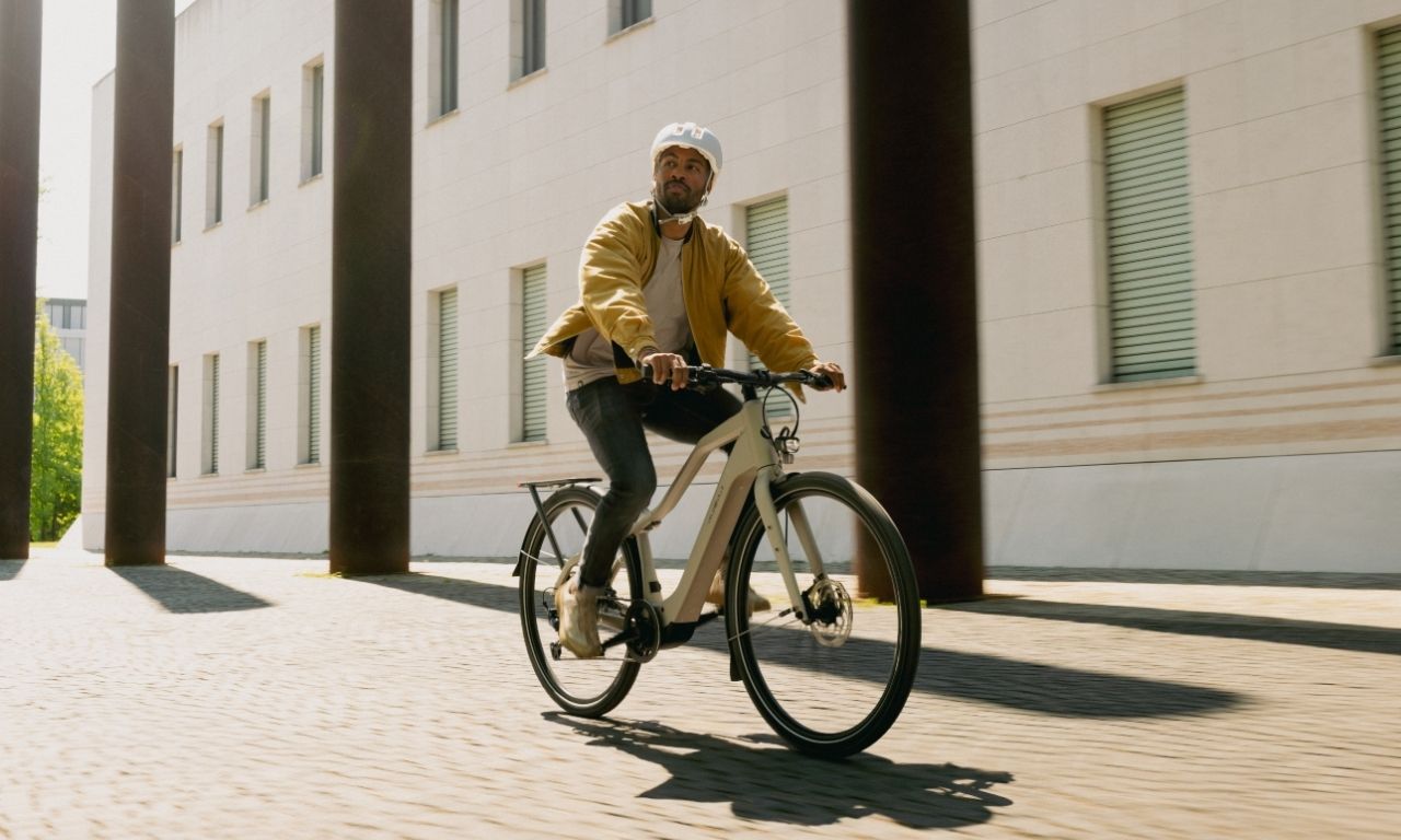 Mann fährt mit einem Fahrrad von AT Cycles in der City