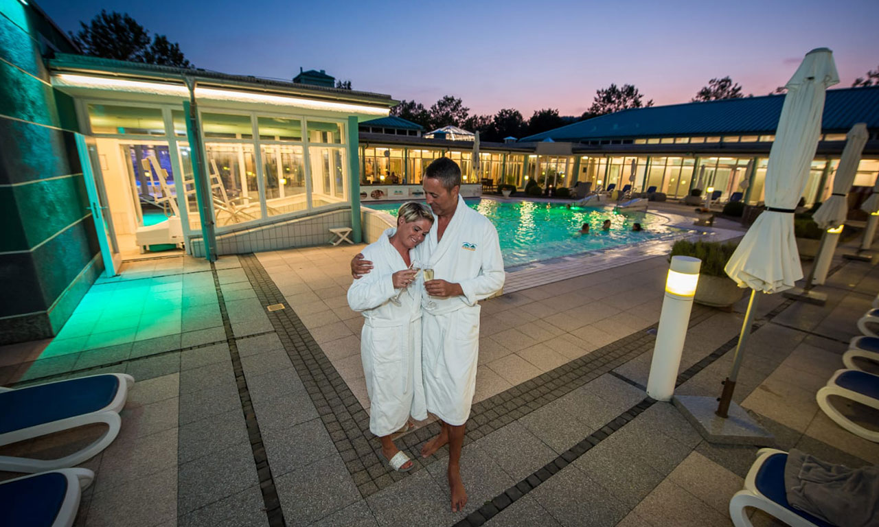 Liebespaar an der Poollandschaft der Driburg Therme