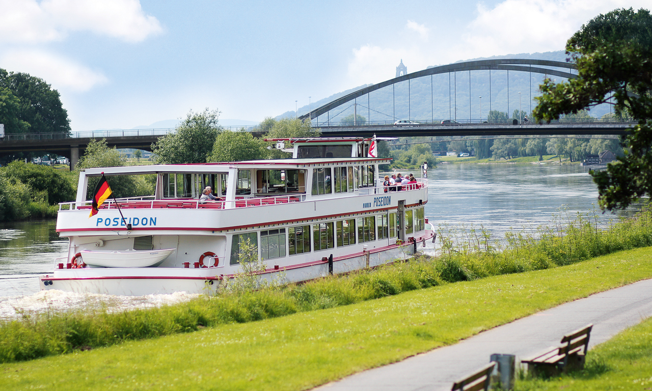 Schiff der Mindener Fahrgastschiffahrt auf dem Wasser