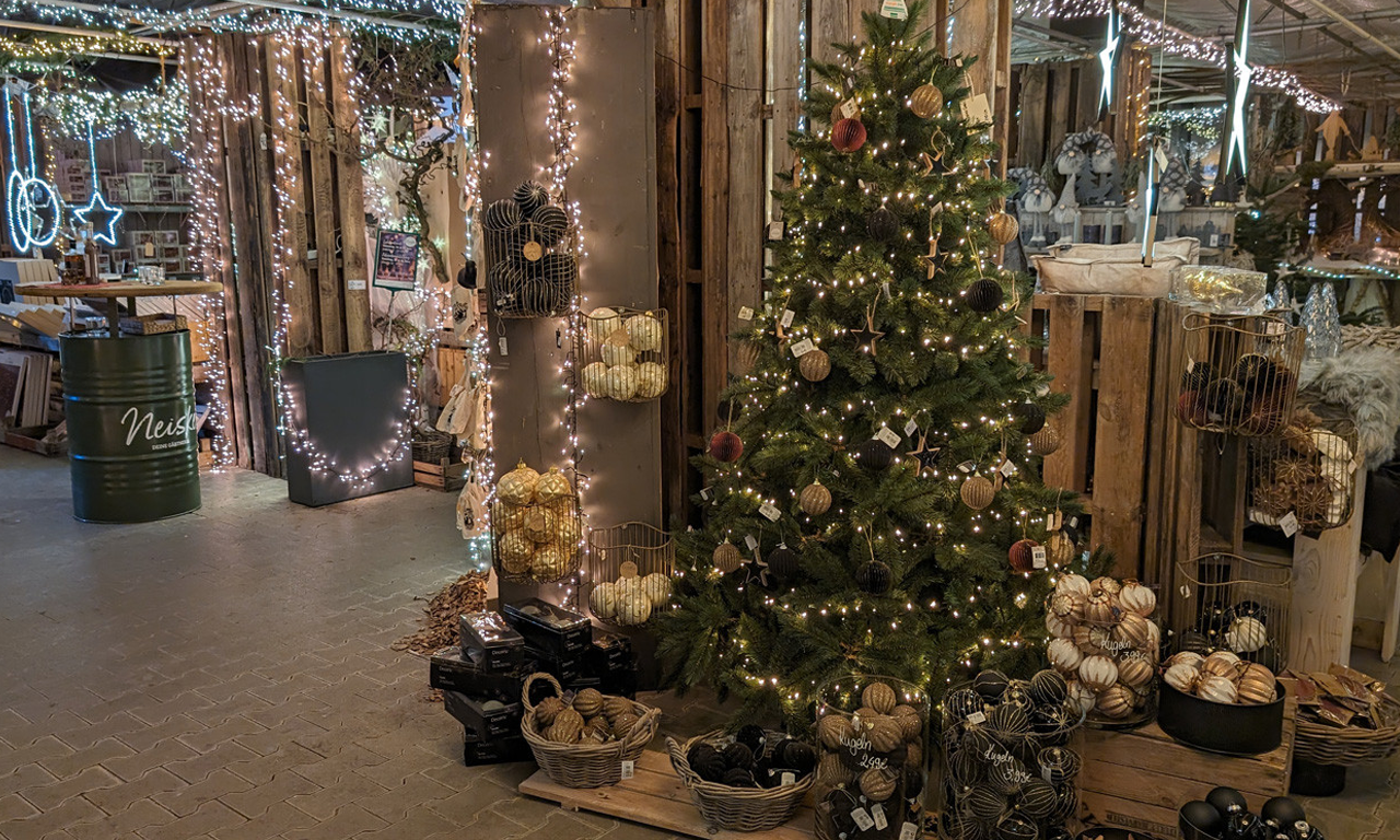 Gutscheinbox Gärtnerei Neiske geschmückter Baum
