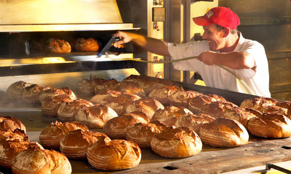 Brote im Ofen in der Bäckerei Lange
